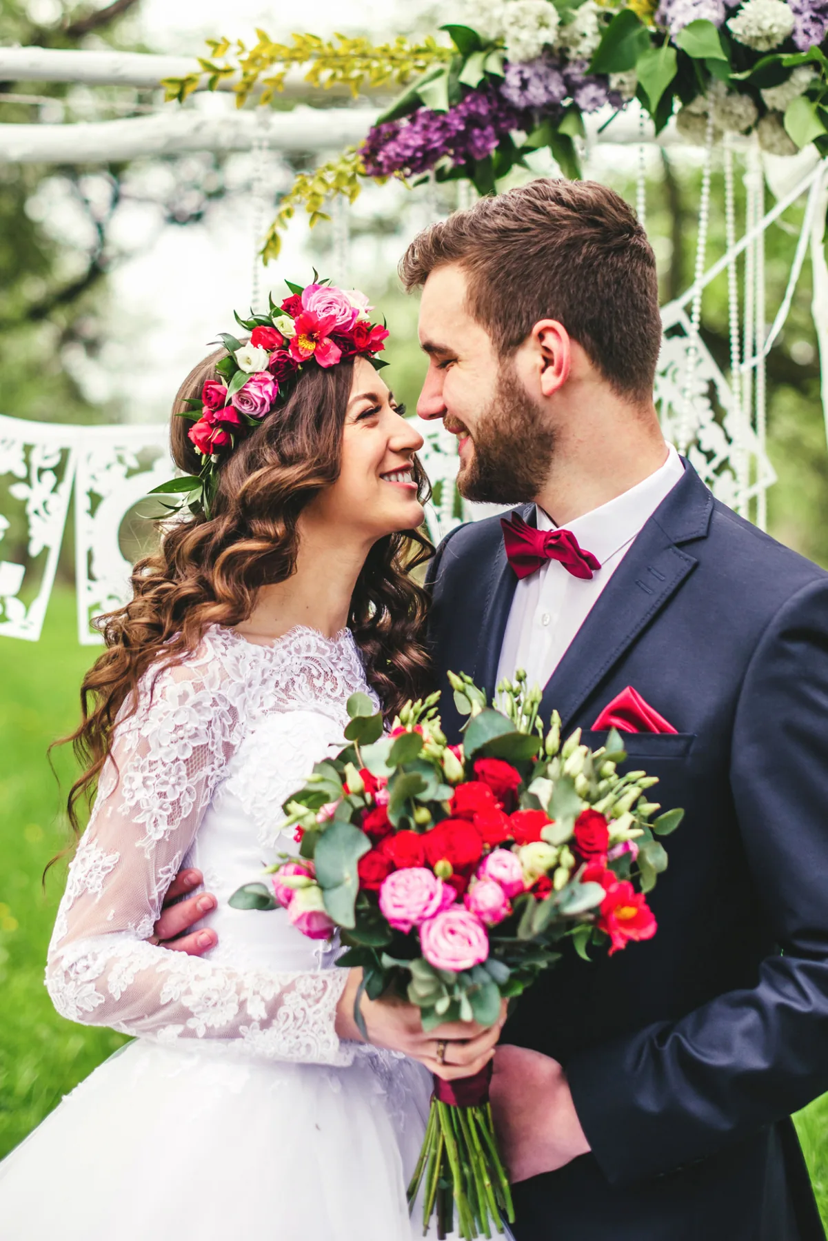 Brautpaar bei einer romantischen Hochzeit