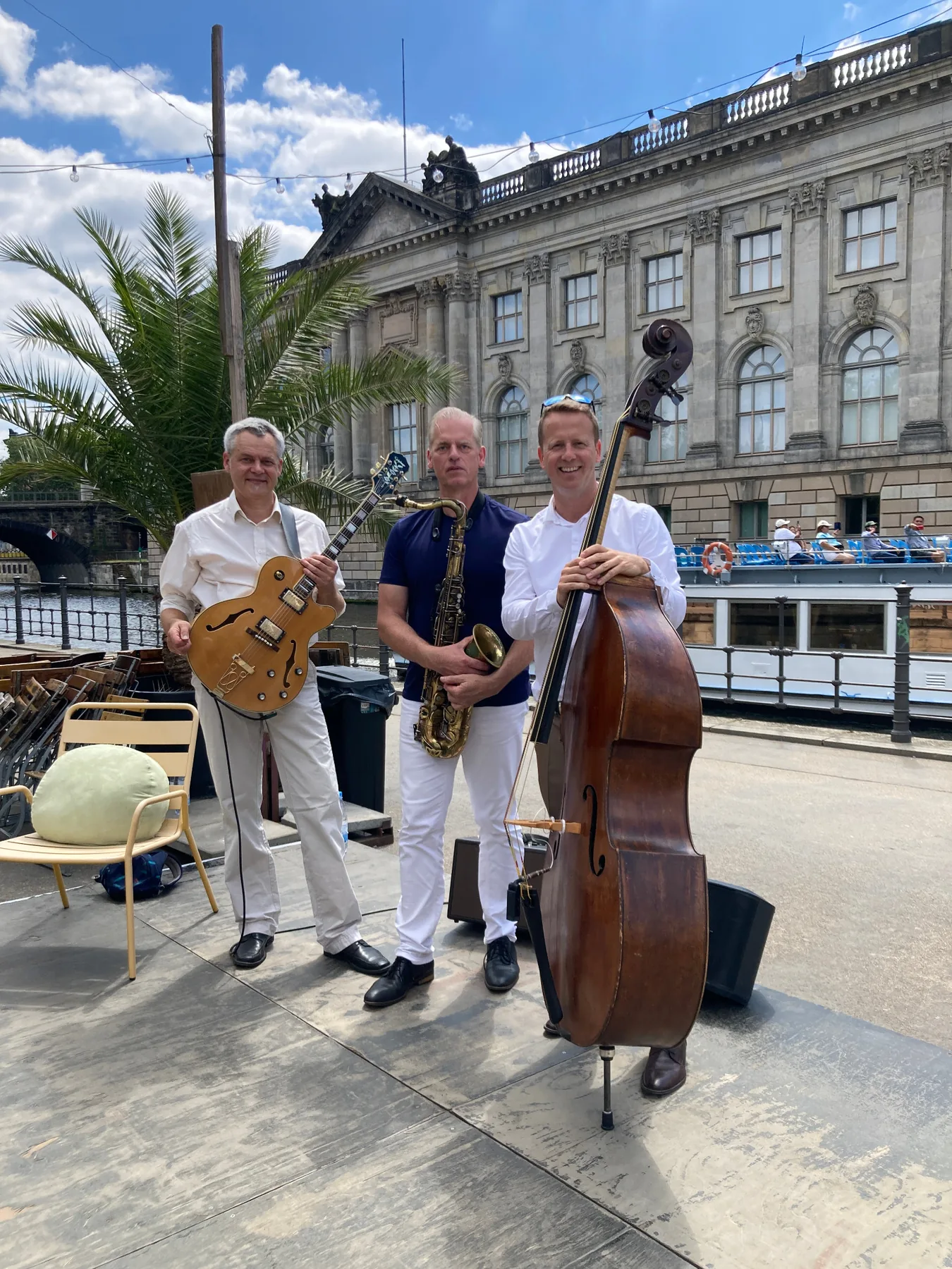 Hochzeitsband spielt als Trio unter freiem Himmel
