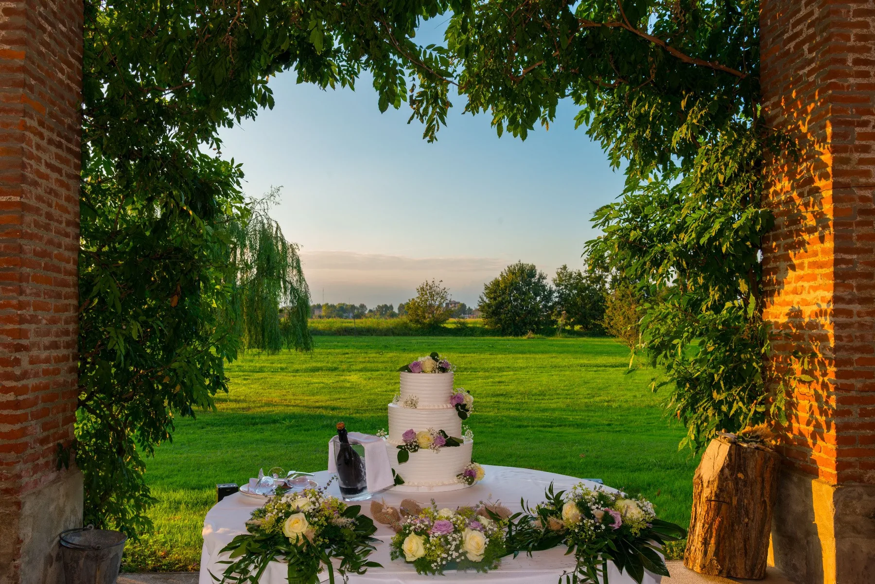 Hochzeitstorte in einer grünen Hochzeitslocation